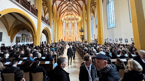 Viele Menschen in einer Kirche in Jena.