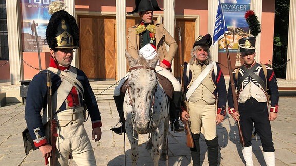 Reitender Napoleondarsteller und Soldatendarsteller