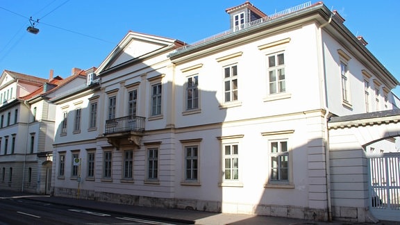 Ein weißes Gebäude von außen - Das einstige Landesamt für Rassekunde in Weimar.