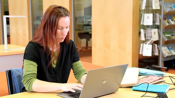 Projektmitarbeiterin Steffi von dem Fange am Laptop