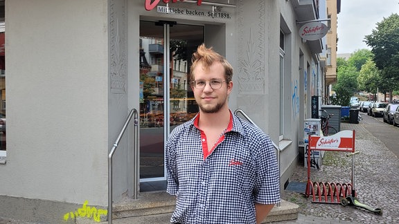 Maximilian Liebmann steht vor der Bäckerei Schäfer in Jena