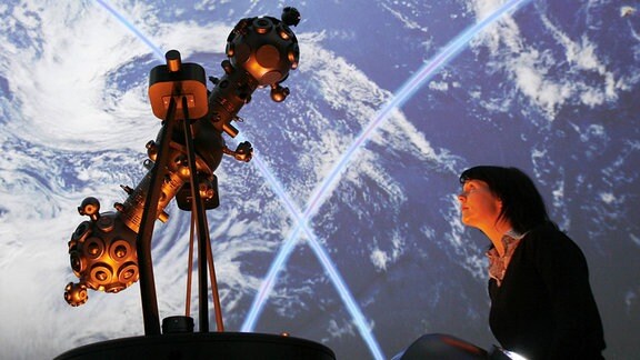 Beatrice Obst betrachtet 2005 den Planetariumsprojektor ZKP 4
