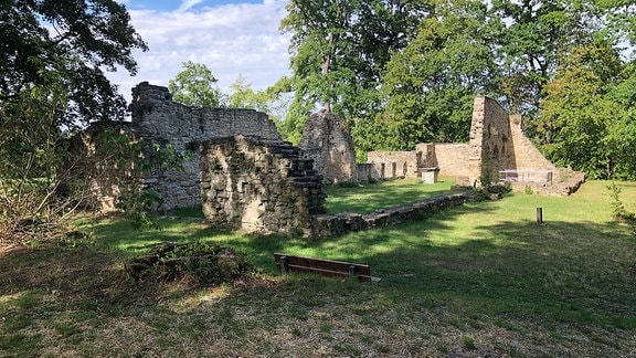 Die Ruine einer alten Kirche. Nur noch vereinzelte Mauern stehen.