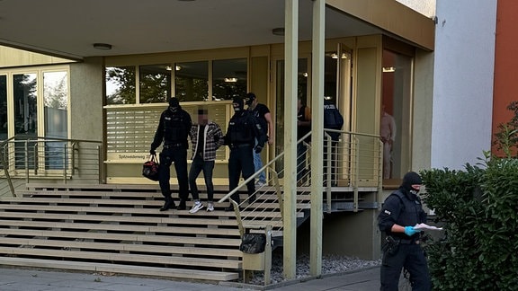 Die Polizei führte eine Razzia in Jena. Die Durchsuchungen richten sich gegen eine mutmaßliche Schleuserbande.