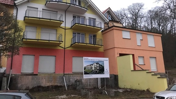 Ein bunt gestrichenes Wohnhaus.