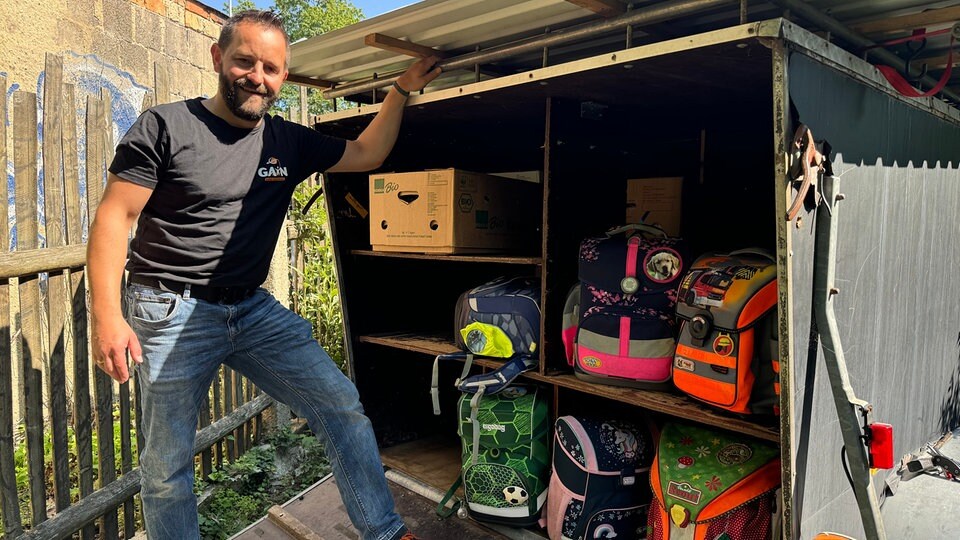 Why a Thuringian is collecting old school bags for needy children