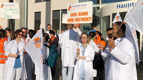 Ärzte streiken vor der Uniklinik Jena.