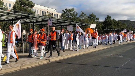 Ärzte streiken vor der Uniklinik Jena.