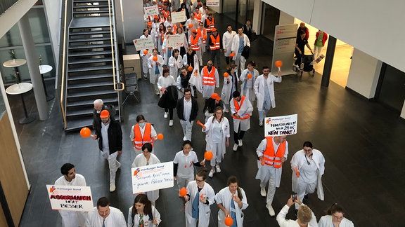Menschen demonstrieren in der Uniklinik Jena.