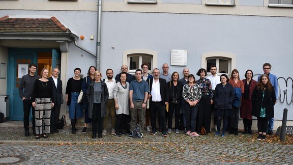 Teilnehmende der Tagung "To tear these images from time" stehen für ein Gruppenbild vor einem Gebäude der Uni Jena.