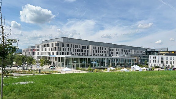 Ein Gebäude der Uniklinik Jena von außen.