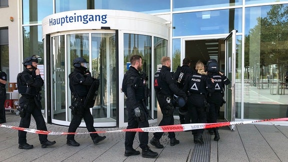 Polizisten gehen nach einer Bombendrohung in das Jenaer Uni-Klinikum. 