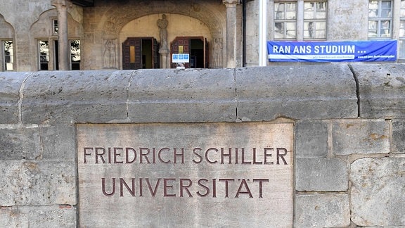 Friedrich Schiller Universität steht am Eingang des Hauptgebäudes der Universität in Jena