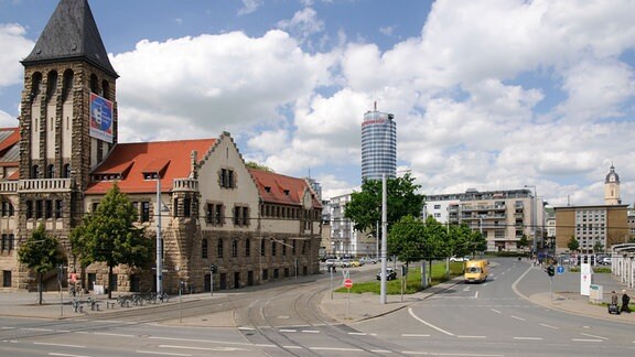 Panoramablick mit Volksbad, ehemaliges städtisches Hallenbad und Jentower in Jena, Thüringen