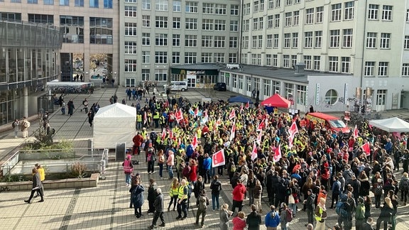 Menschen demonstrieren auf dem Ernst-Abbe-Campus