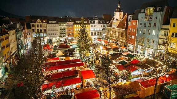 Blick auf den Weihnachtsmarkt in Jena