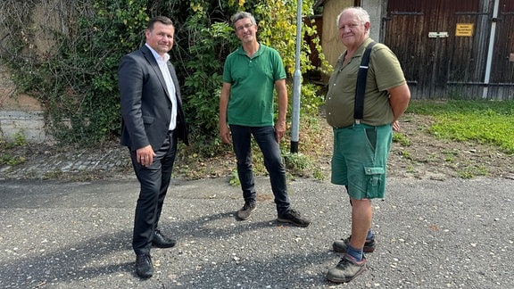 Bauberatung im Gutshof - links Jens Tischendorf, Bürgermeister der Stadt Dornburg-Camburg, in der Mitte LEG-Projektleiter Kay Salberg und der ehemalige Ortsteilbürgermeister von Dornburg, Klaus Sammer