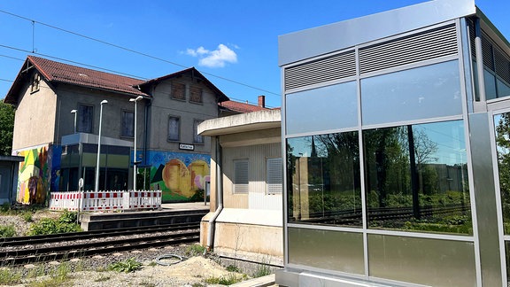 Ein Aufzug steht vor dem Bahnhofsgebäude in Kahla