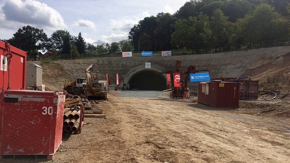 Eine Baustelle vor einem Tunneleingang. 