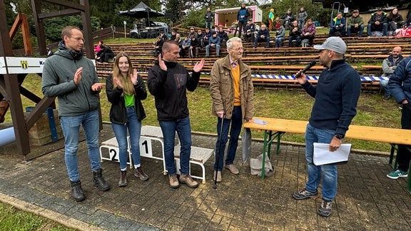 Robert Schieferdecker und weitere Organisatoren mit Moderator beim Milo-Barus-Cup