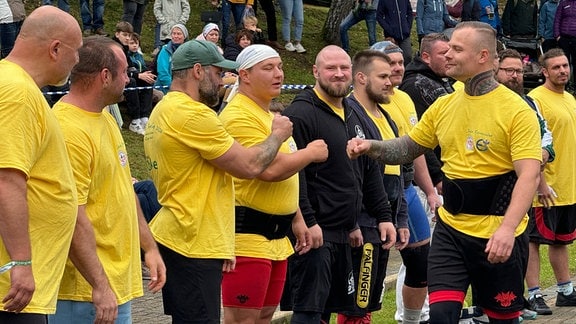 Mehrere Kraftsporler begrüßen sich beim Milo-Barus-Cup