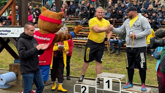 Siegerehrung mit Teilnehmern und Maskottchen beim Milo-Barus-Cup