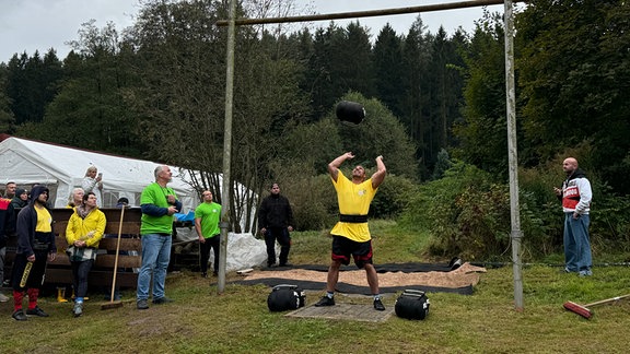 Kraftsportler beim Milo-Barus-Cup beim Sandsack-Hochwurf