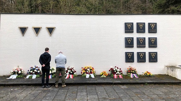 Kränze zum Gedenken an NS-Zwangsarbeiter in Rüstungswerks REIMAHG Walpersberg bei Kahla
