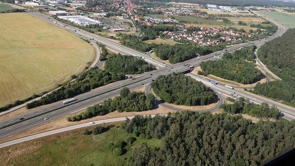 Blick auf das Hermsdorfer Kreuz. Hier kreuzen sich die Autobahnen 4 und 9.