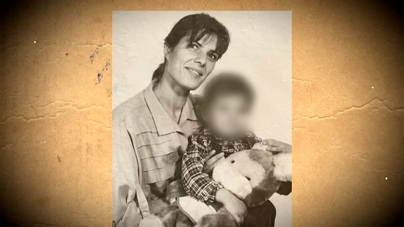 Das Foto einer Frau mit einem Kind auf dem Arm.