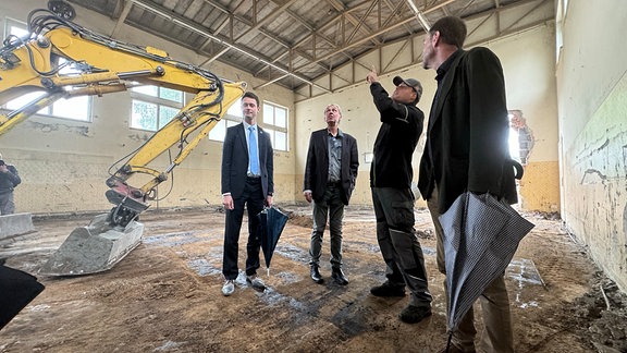 Landrat Johann Waschnewski mit Gemeindevertretern auf einer Baustelle in Stiebritz