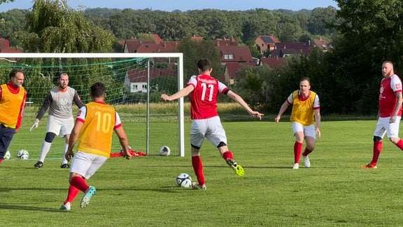 Landrat Johann Waschnewski als Spieler bei einem Fußballspiel