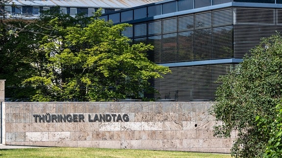 Der Schriftzug Thüringer Landtag prangt auf einer Steinmauer vor dem Gebäude des Plenarsaals in Erfurt.