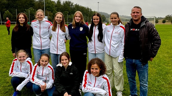 Mannschafsfoto einer Mädchenfußballmanschaft. (hinten vl): Sunny Kosch, Lena Schmeißer, Hanni Hücker, Lilly Fuchs, Emma Dölz, Lilly Auerbach, Tainer Mike Renke / (Vorne vl): Zoe Korn, Elea Putzer, Hannah Foh, Lara Zeisig