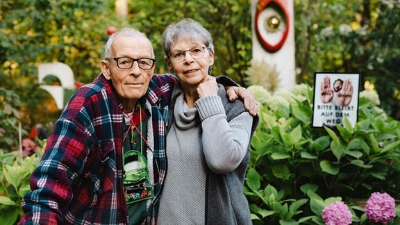 Ein Ehepaar in einem Garten.