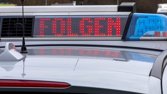 Streifenwagen der Polizei, mit elektronischer Schriftleiste, Bitte Folgen