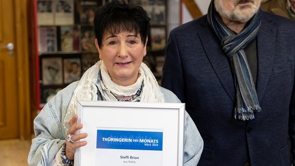 Steffi Brion präsentiert mit Tränen in den Augen ihre Urkunde als "Thüringerin des Monats"