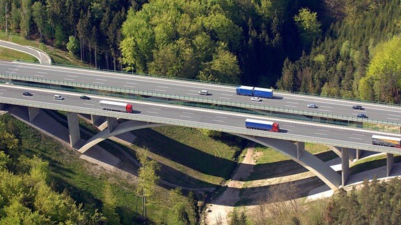 Blick auf die Autobahnbrücke der A4 über das Teufelstal in Ostthüringen