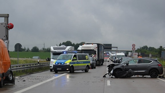 Einen Unfall hat es mit einem Lkw auf einer Autobahn gegeben