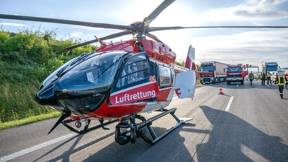 Rettungshubschrauber an Unfallstelle