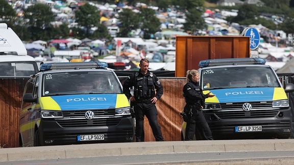 Polizei steht vor zahlreichen Zelten und Wohnmobilen auf den Wiesen und Felder rund um das Festivalgelände vor dem Beginn des Techno-Festivals «SonneMondSterne» an der Bleilochtalsperre. 