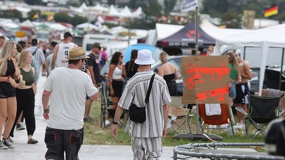 Besucher kommen auf das Festivalgelände