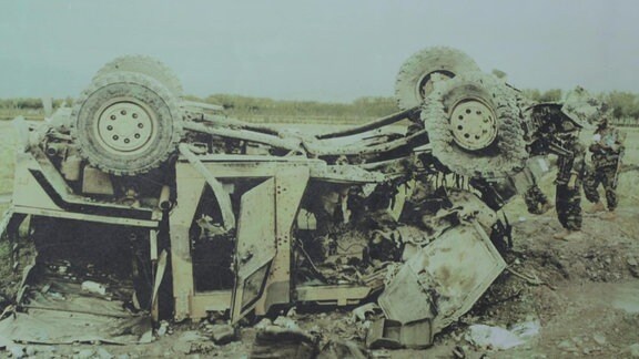 Am 15.10.2010 in Afghanistan durch Sprengsatz zerstörtes Bundeswehr-Fahrzeug