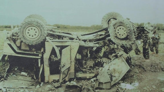 Am 15.04.2010 in Afghanistan durch Sprengsatz zerstörtes Bundeswehr-Fahrzeug