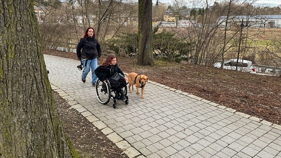Isabell Watzek mit Tochter Laya und Assistenzhund Indie auf Spaziergang durch den Bad Lobensteiner Kurpark