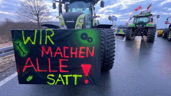 Bauern blockieren mit Traktoren Autobahnzufahrten.