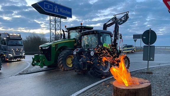 "Bauern blockieren eine Autobahnzufahrt."