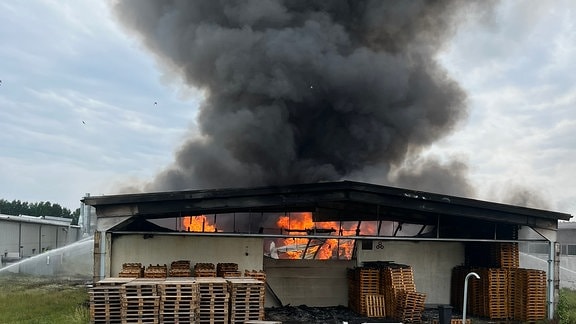 Einen Großbrand gibt es in einer Lagerhalle des Unternehmens Cabka in Weira.