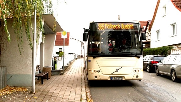 Ein Bus steht an einer Haltestelle