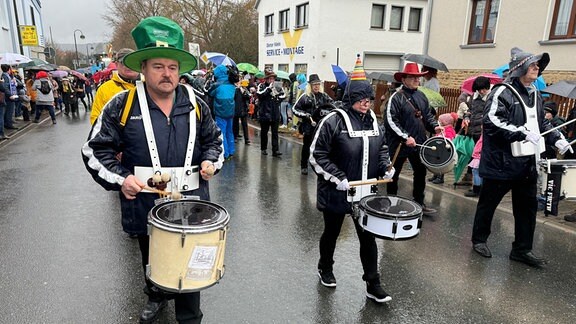 Eine  Spielmansskapelle geht mit beim Umzug